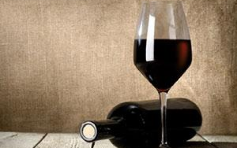 当葡萄酒在酒糟上陈酿时会发生什么？