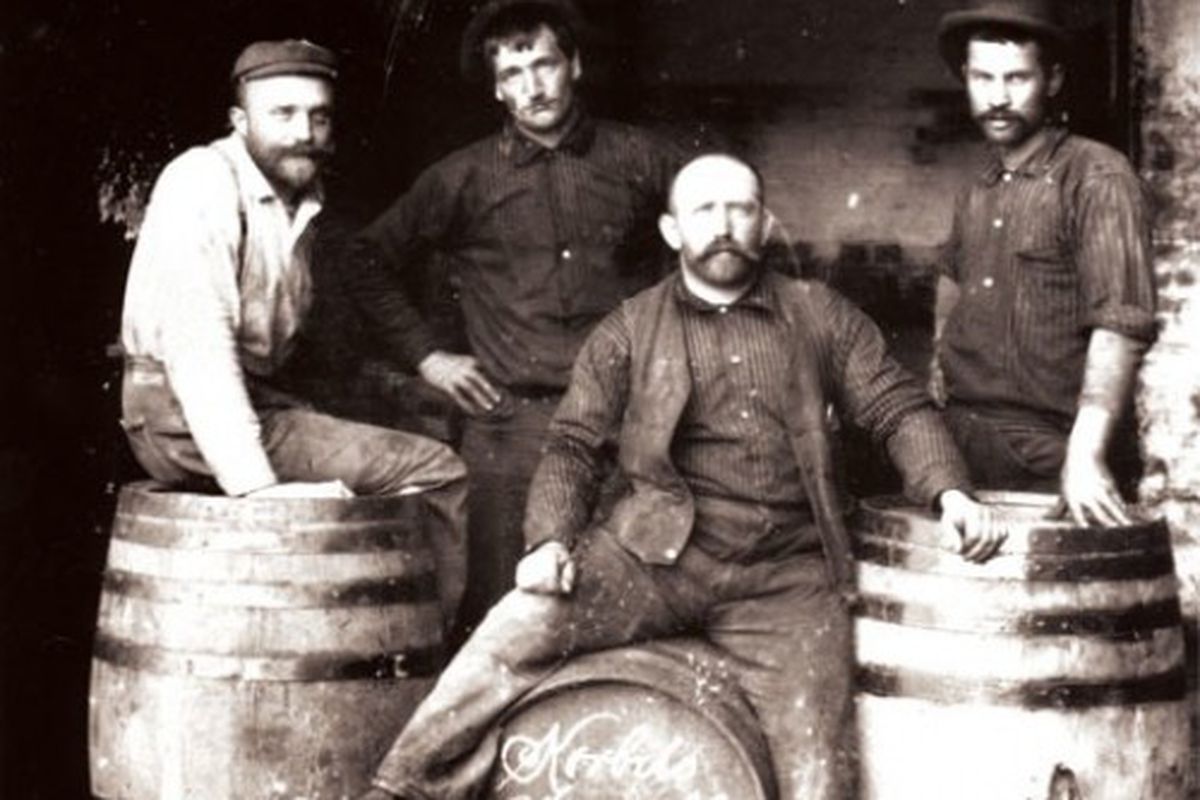 Frank Hasek - Korbel 的酿酒师 - 和他的酒窖工作人员，1800 年代后期。 （来源：Korbel） 到 1900 年，Hasek 已将 Korbel 打造成一个屡获殊荣的国际知名起泡酒品牌。<br />