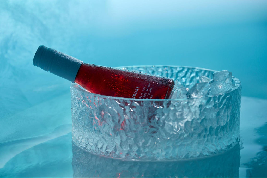 你冷却红酒吗：Usual Wines 冰桶中的红酒瓶