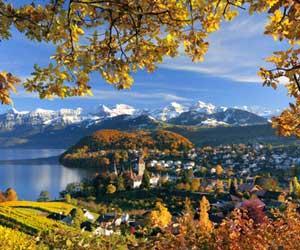 施皮茨、图纳湖和瑞士的伯尔尼阿尔卑斯山
