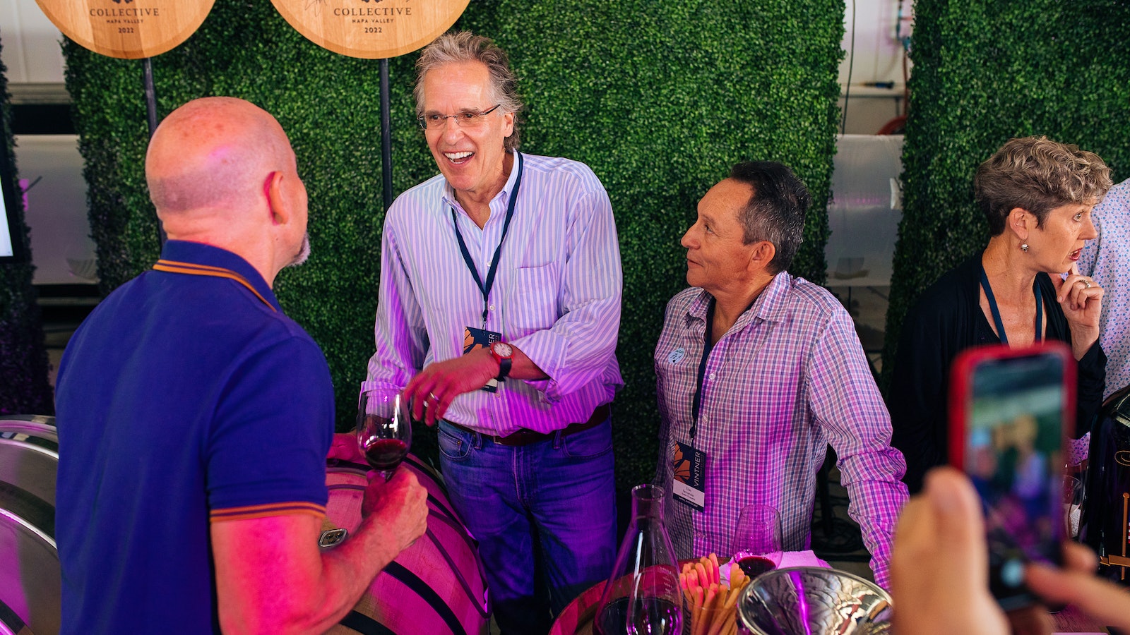 葡萄酒商 Doug Shafer（左）和酿酒师 Elias Fernandez 在 2022 年纳帕谷酒桶拍卖会上倾倒了他们 2019 年 Hillside Select 的样品。